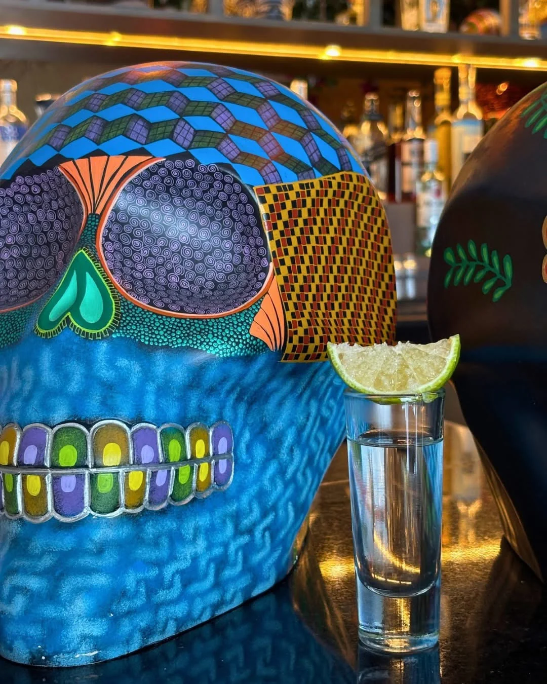 Bebida y decoración mexicana en el bar