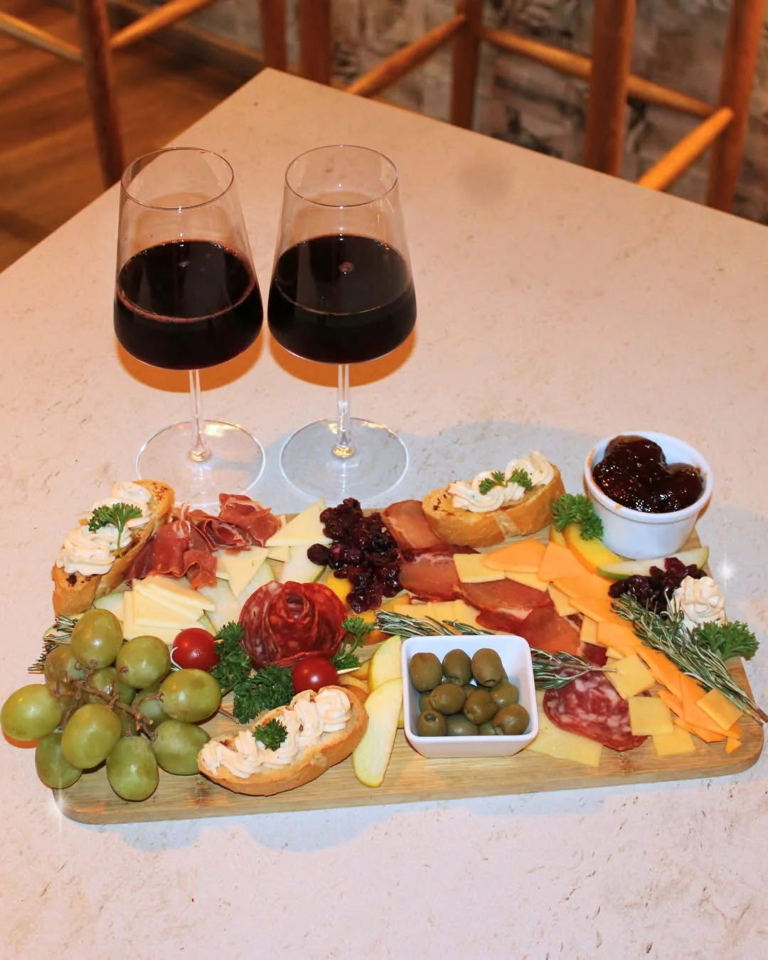 Tabla de alimentos y vinos